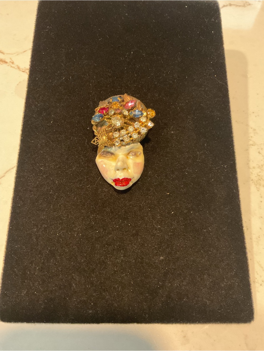 Vintage Artisan Gold-Tone Decorative Face Brooch with Multicolor Stones - Picture 6 of 6